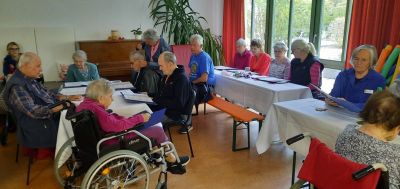 Bewohner lesen Informationen